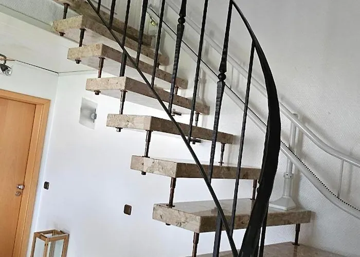 公寓 Gemuetliche Dachgeschosswohnung Mit Balkon In *