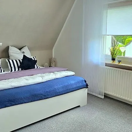 Gemuetliche Dachgeschosswohnung Mit Balkon In דירה