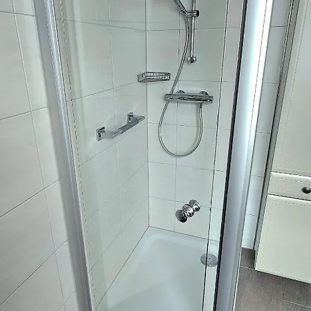 Gemuetliche Dachgeschosswohnung Mit Balkon In דירה *