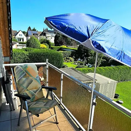 Gemuetliche Dachgeschosswohnung Mit Balkon In דירה