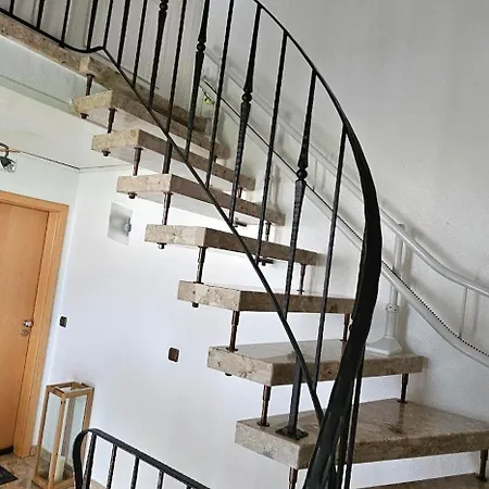 Апартаменты Gemuetliche Dachgeschosswohnung Mit Balkon In *