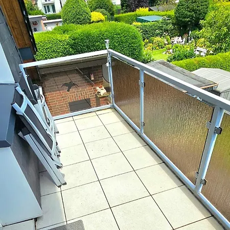 Gemuetliche Dachgeschosswohnung Mit Balkon In דירה